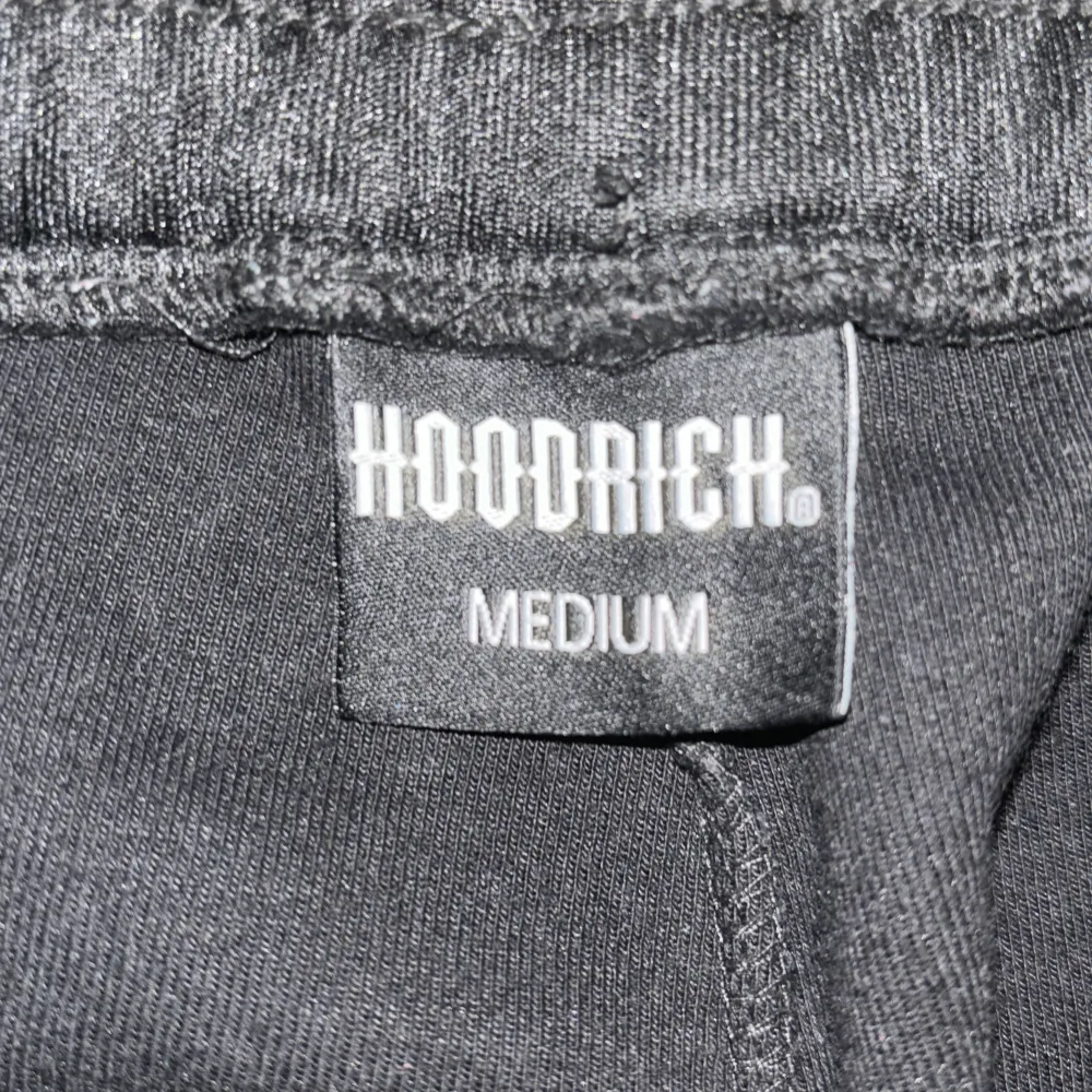 Hoodrich byxor köpta på Jd sports  Storlek: Medium/M Skick: Hyfsat ny men texten är lite skadad  Priset går att diskutera. Jeans & Byxor.