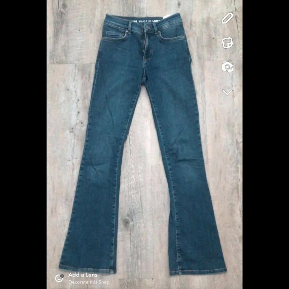 Marinblåa bootcut jeans som är mid waist, osäker på storleken men väldigt stretchiga! Knappt använda💕kolla gärna in mina andra annonser också!. Jeans & Byxor.