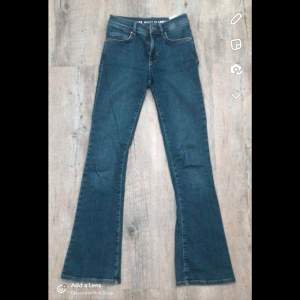 Marinblåa bootcut jeans som är mid waist, osäker på storleken men väldigt stretchiga! Knappt använda💕kolla gärna in mina andra annonser också!