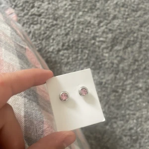 gulliga öronhängen - gulliga silvriga öronhängen med rosa diamant, aldrig använda. Köpta för 60 säljer för 30