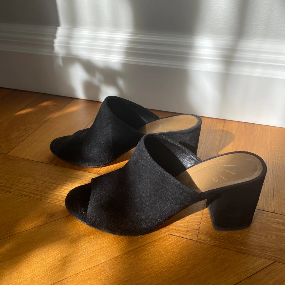 Svarta klackar i mocca  - 91