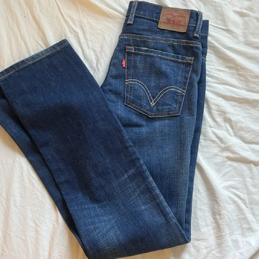 Säljer dessa supersnygga lågmidjade Levis jeans, nästan exakt likadana som på första bilden 😍 (lånad) använda gärna köp nu funktionen . Jeans & Byxor.