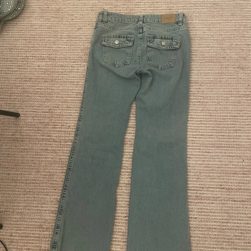Säljer dessa super snygga lågmidjade bootcut jeansen, skriv för fler frågor . Jeans & Byxor.