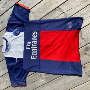 Cavani/ PSG - Tja, säljer denna stilrena Cavani tröjan från när han spelade för PSG. Tröjan är i gott bruksskick, det finns 2 små deffekter som man kan se på bild 4 och 5! Pris går att diskuteras vid en snabb affär!🙌🏼🙌🏼