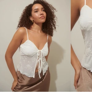 Topp - Jättefin sommartopp. Var lite för liten för mig där av säljer jag den. Helt ny med prislapp på. Slutsåld på nätet