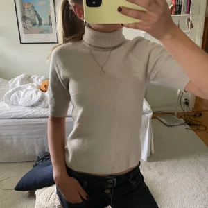 Stickad polo t-shirt i cashmere - Jättefin cremefärgad stickad t-shirt i cashmere. Storlek S men skulle säga att den passar XS och mindre också! Bra skick💕