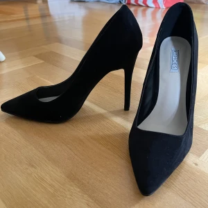 Svarta klackar - 10-11cm klack. Aldrig använda bara testade