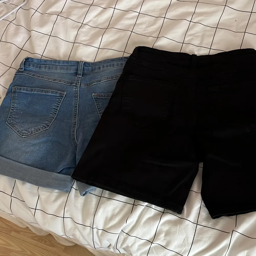 Två par jeansshorts i blå och svart från Ullared/ Gekås. De är båda i storlek 36. . Shorts.