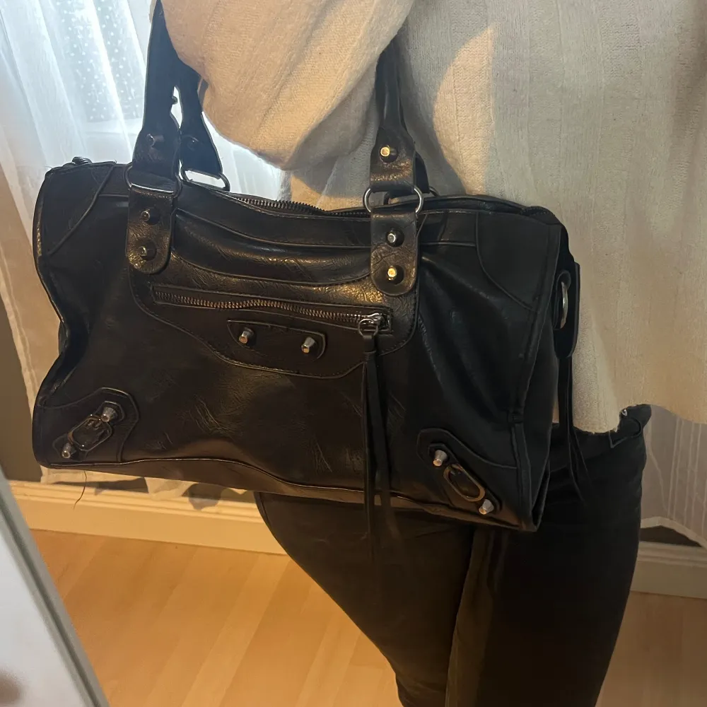 Säljer denna balenciaga liknande väska i jättefint skick då den inte kommer till användning längre💘skriv privat för fler frågor!!. Väskor.