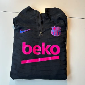 Barca tröja 2021 borta ställ XS - Skick 9/10.                         Snygg till sommarn ganska tunn tröja Storlek XS