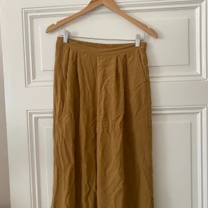 Samsoe byxor - Samsoe samsoe byxor som är svala och sköna till sommaren. Säljer pga fel storlek. Står xs men är snarare s