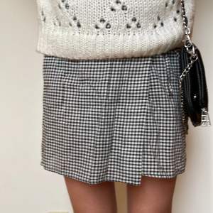 Jättesöt svart/vit rutig kjol från Ese o Ese. Fint skick (säljer då den är för liten). Köp via ”köp nu” knappen💞