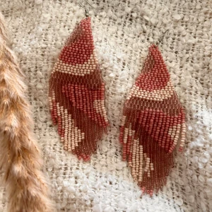 Örhängen  - Örhängen i olika nyanser av rosa