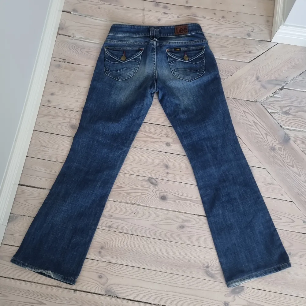 Ett par lågmidjade och utsvängda (bootcut) jeans. Fint skick!😊 Säljer pga att de är för korta på mig (Är 173). Jeans & Byxor.