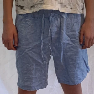 Linneshorts - Ljusblå linneshorts, använda ett par gånger. Det är relativt bra skick.