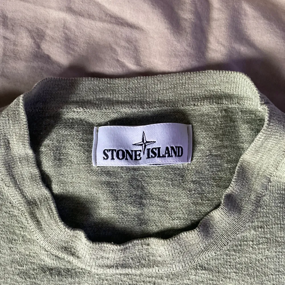 Säljer denna sjukt snygga stone island tröja, färgen är grön men ser grå ut i vissa ljus och detta gör färgen sjukt cool. Har växt ur tröjan. Hör av er vid prisförslag eller frågor om tröjan/ Wille. Tröjor & Koftor.