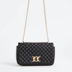 Handväska  - Handväska med innerfack med dragkedja, kan bäras både runt kroppen och över axeln. Nypris 349kr och slutsåld på hemsidan 🦋 hör av er vid intresse eller funderingar 💛