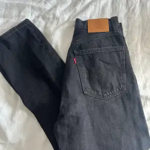 Fina svarta Levi’s jeans strl 27. Använt dom Max 5 gånger och är i fint skick! 