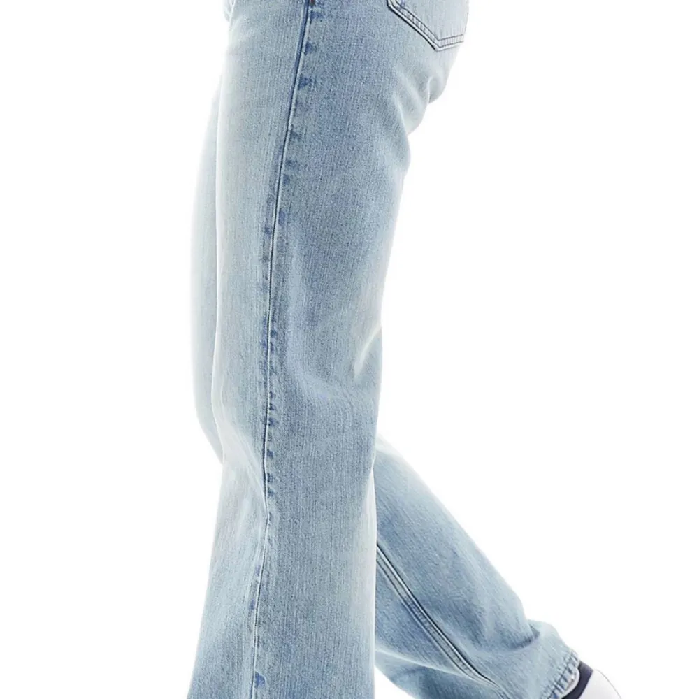 Weekday - Arrow - Blå raka jeans med låg midja och normal passform. Tyvärr var dessa för små för mig så behöver sälja vidare! Nyskick med lapp! Aldrig använda.. Jeans & Byxor.