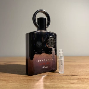 Afnan supremacy not only intense (tester) - "Supremacy Not Only Intense", En fräsch doft dupe av Creed Aventus, perfekt för alla tillfällen året runt. Håller i över 10 timmar på huden. 2ml tester flaskan räcker till ca 50 sprej, vilket motsvarar ca 10-20 tillfällen beroende på sprej mäng.