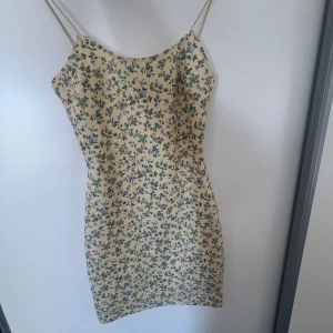 tight minilklänning - Använd fåtal gånger och är i väldigt fint skick. Säljer då den har blivit för liten. 