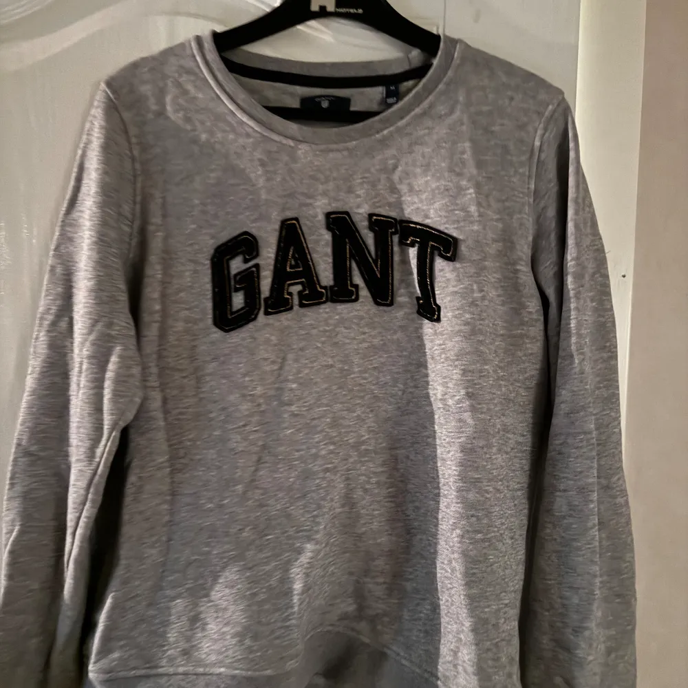 Grå Gant tröja med blå text och guldiga detaljer 🌟 Strl M. Tröjor & Koftor.