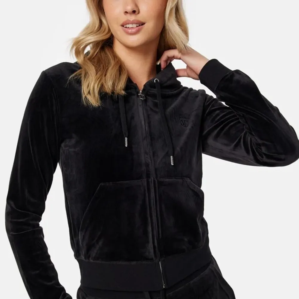 Säljer Juicy couture hoodie i storlek L. Bra skick, används inte längre. Säljs för 300. Hoodies.