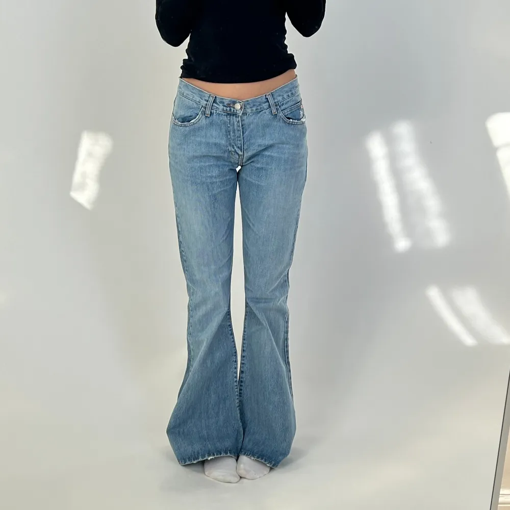 Suuuperfina jeans från Miss Sixty. Perfekt ljusblå färg och jättebra kvalite. Jag är 180 cm lång. Jeans & Byxor.