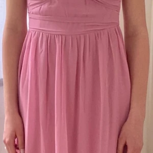 Balklänning, rosa i storlek 36 - Balklänning i storlek 36, färg rosa, i mycket fint skick, endast använd en gång.