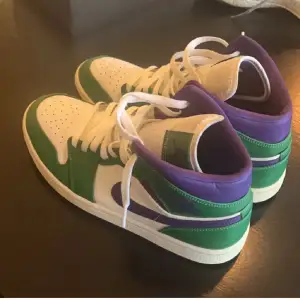 Jordan 1 Mid Incredible Hulk i bra skick!  Storlek 43 Nypris 4000kr