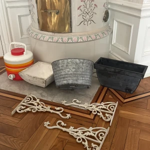 Krukor, vattendunk och 3 st konsoler - 3st krukor, en superhäftig vattendunk med vred. 3 st gräddfärgade konsoler med tillhörande skruvar. 500 kr för allt. Kan även säljas separat.