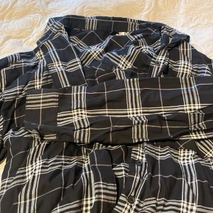 Skjorta från H&m - Denna skjortan säljer jag eftersom jag inte får användning för den längre, den är jätte bekväm och mjuk. Den är köpt från h&m för ett relativt billigt pris så jag säljer den för 50kr.