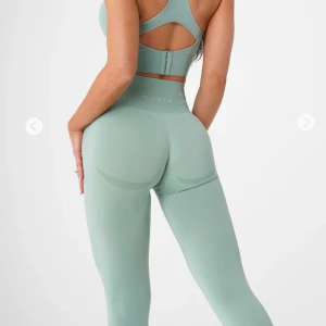 Nvgtn Contour Seamless Leggings - Nvgtn contour Seamless Leggings i Sage Green. Blivit en liten noppra på baksidan men syns knappt, se bild. Annars i fint skick! 🥰