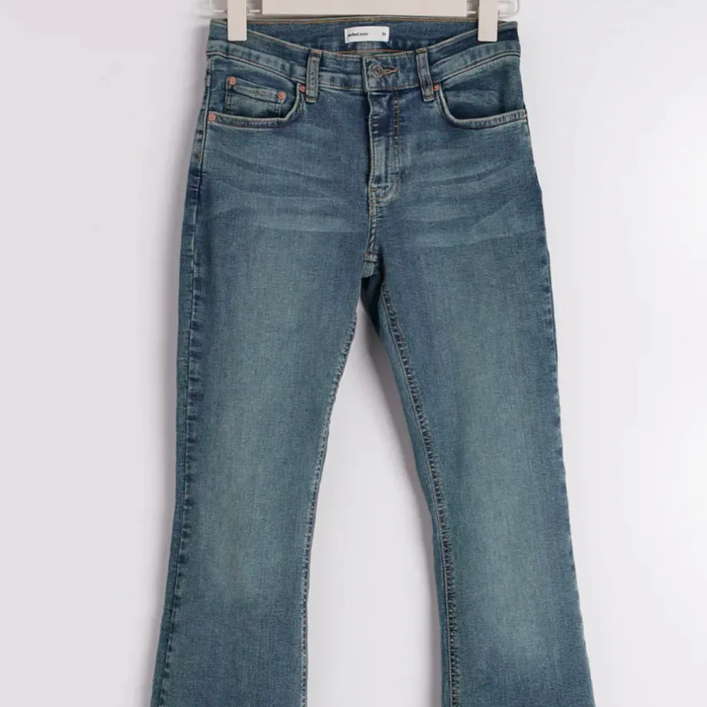 säljer mina ljusblå lågmidjade bootcut jeans från Gina, då de blev för stora. De är använda ett fåtal gånger och utan några defekter . Jeans & Byxor.