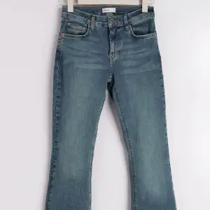 säljer mina ljusblå lågmidjade bootcut jeans från Gina, då de blev för stora. De är använda ett fåtal gånger och utan några defekter 