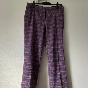 Lowrise byxor  - Ett par sköna midrise byxor från vintage Nike 🩷 Randiga i lila o rosa 🩷Mjukare tyg som till träning men ändå struktur som riktiga byxor! Storlek 44 o passar bra på mig som är 42-44 på bilden 💜 Ingen stretch! Superfint skick 🥰