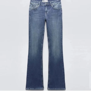 lågmidjade jeans  - säljer dessa populära lågmidjade zara jeansen som ej säljs längre! Supersnygga men tyvärr för korta för mig. Väl använda men fortfarande väldigt bra skick