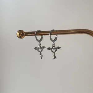 #014 örhängen🩷 - Örhängen jag har gjort💓 finns bara i guld, säljs i par för 25kr eller styck för 15kr!