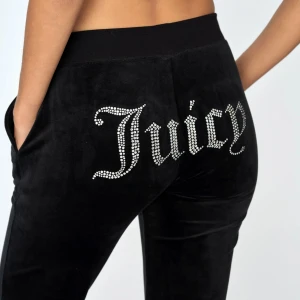 Juicy couture byxor  - Skick : använts få antal gånger Nypris : 1200kr