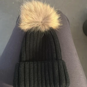 Mössa med päls boll - Svart stickad mössa från amazon med äkta päls bolll, jätte fin och knappt använd💗