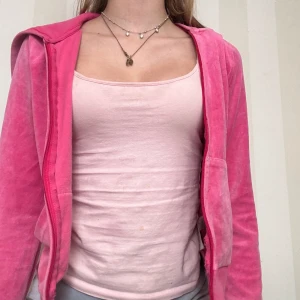 Rosa tröja  - Säljer denna rosa tröja då den inte kommer till användning, i bra skick