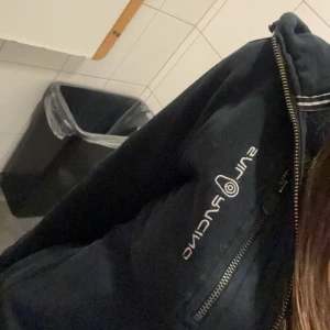 Sailracing tröja svart - Fin svart sailracing tröja i st160 (ungefär som Xs elr Xxs) 💞pris kan diskuteras