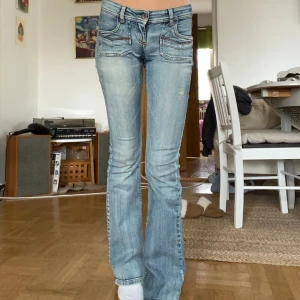 Lågmidjade Jeans ONLY - Lågmidjade ONLY jeans🩷 Midjemått: 70cm Innerben: 83 cm Köpare står för frakt!