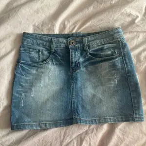 Jeans kjol ifrån only, säljes pga för liten. Storlek w27 