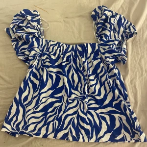 Blus - Säljer denna jätte söta blusen dom är helt ny med lappen kvar💓Passar xs-m