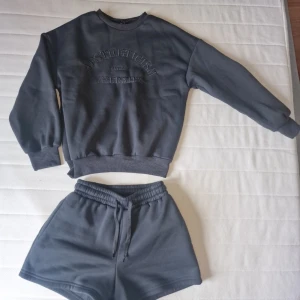 Set - Super fint set i lite varmare material, spsrsamt använt och inga defekter. Lite kort på mej med s men gick ändå. 