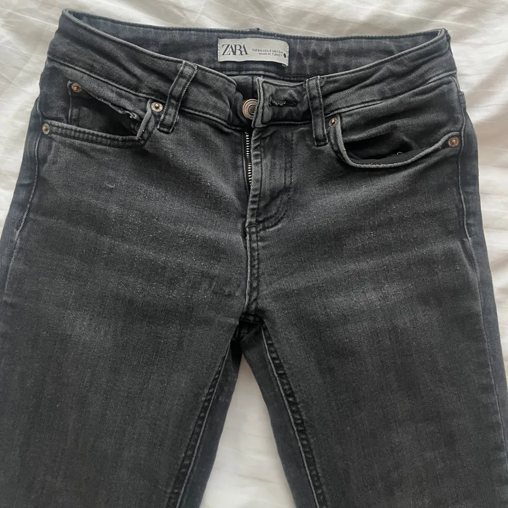 Säljer mina svarta lågmidjade zara jeans som inte säljs längre  Dom ät uppsprätta i benen!!!❤️. Jeans & Byxor.