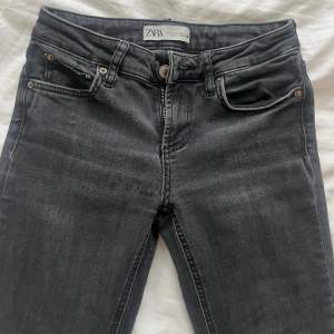 Säljer mina svarta lågmidjade zara jeans som inte säljs längre  Dom ät uppsprätta i benen!!!❤️