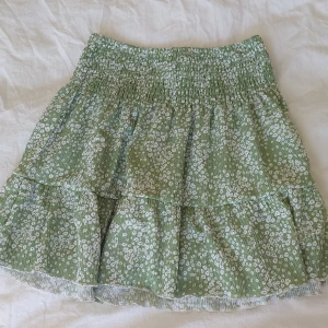 Kjol från gina  - Fin sommarkjol men blommor. Säljer för att jag inte använder den. Den är i nyskick🩷Skriv för fler bilder. Nypris 279