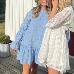 Nakd klänning - Säljer min super fina klänning från nakd❤️‍🔥 Ser ut som deras populära vita fast i blå🥰Säljs inte längre och har används en gång!